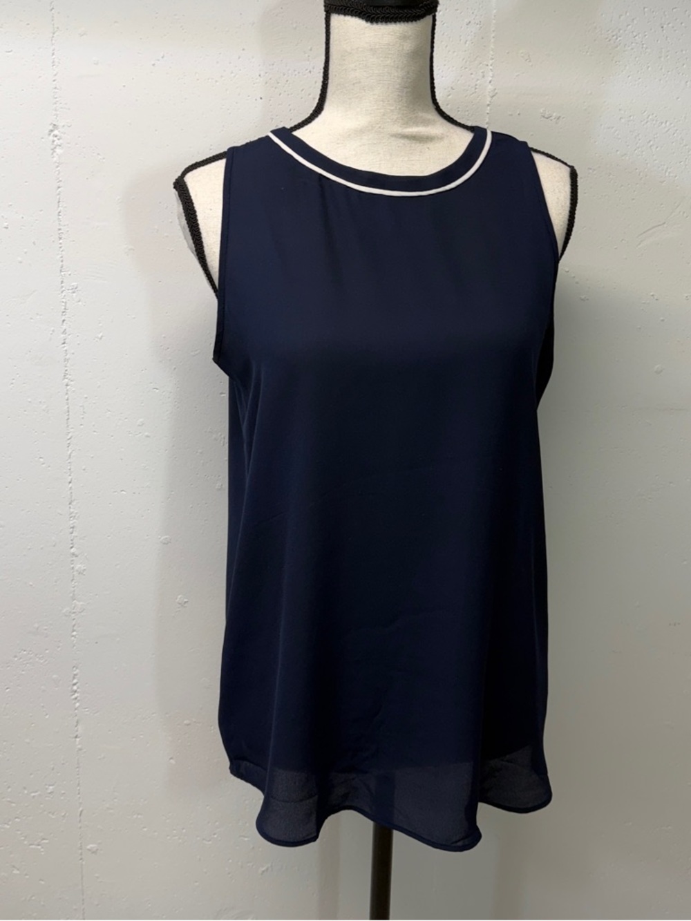 Loft. Sz sm  Navy Contrast-Trim Shell Top